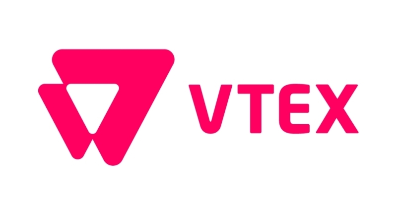 Logo VTEX z jasnoróżową geometryczną ikoną złożoną z zachodzących na siebie trójkątów po lewej stronie, ze słowem VTEX zapisanym pogrubionymi różowymi literami po prawej stronie, wszystkie podkreślające markę vtex na białym tle.