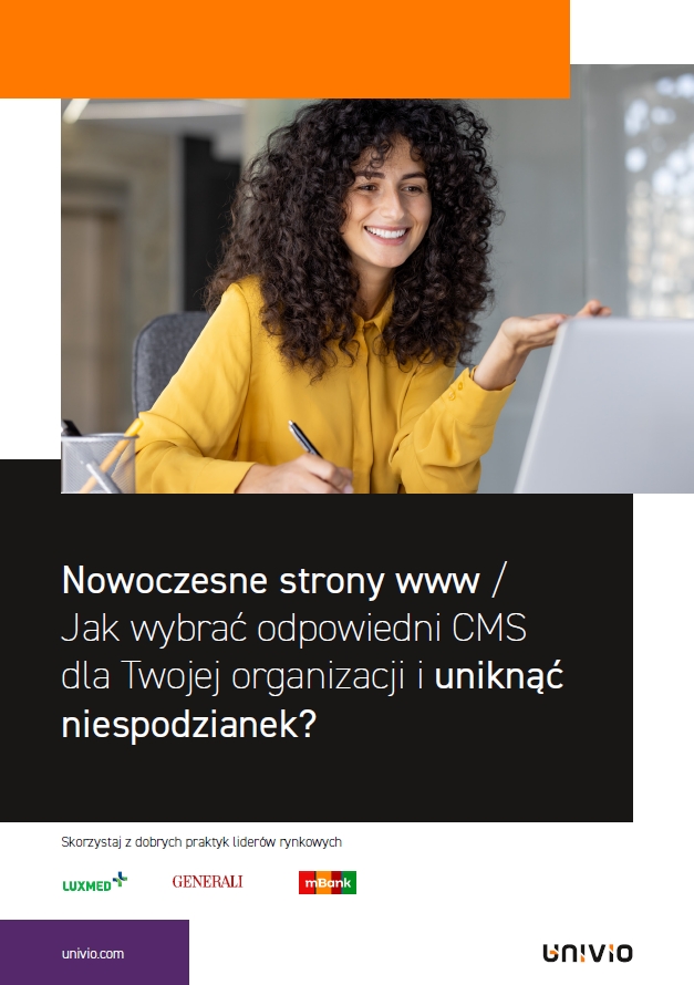 Uśmiechnięta kobieta z kręconymi włosami, ubrana w żółty sweter, siedzi przy biurku i korzysta z laptopa. Pod nią znajduje się tekst w języku polskim o wyborze odpowiedniego CMS dla organizacji, aby uniknąć niespodzianek. U dołu znajdują się logotypy kilku firm.